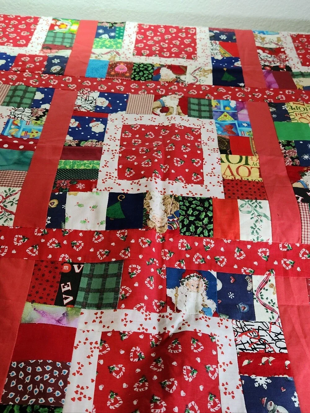 🎄 Cozy Up Your Holidays with this Handmade Christmas Quilt! 🎄